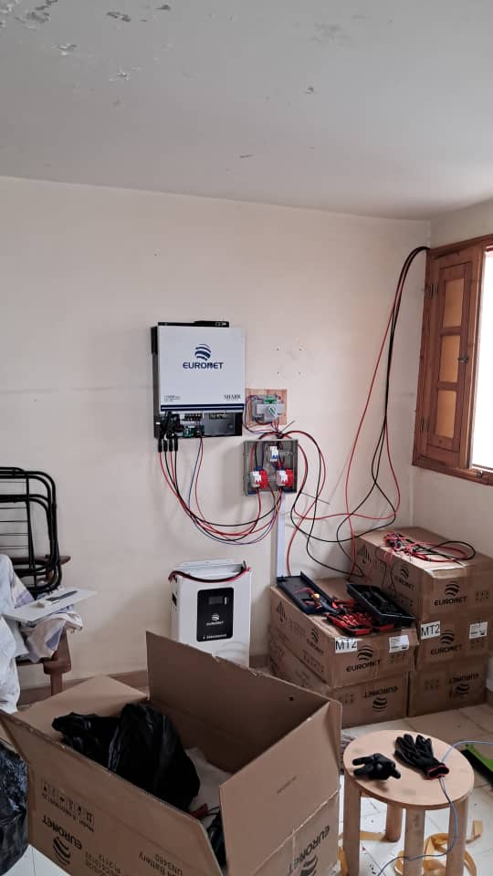 Installation solaire intérieure avec onduleur, stockage et câblage en cours