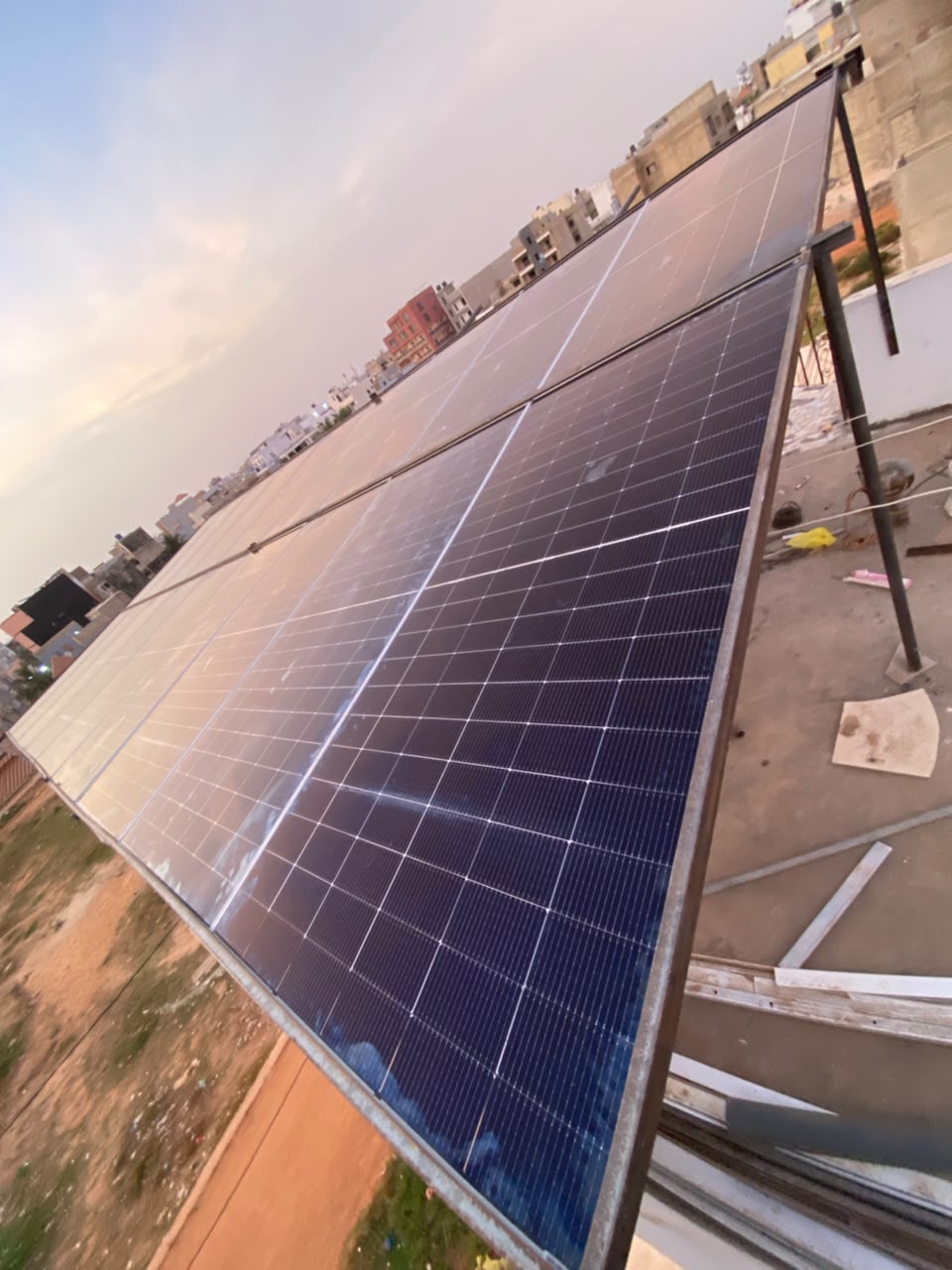Vue rapprochée des modules photovoltaïques installés en toiture