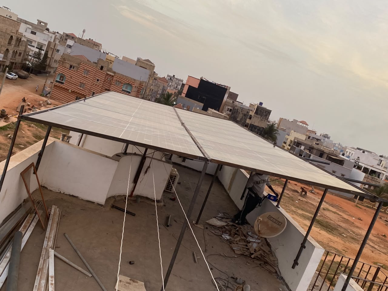 Panneaux photovoltaïques sur une structure métallique en toiture